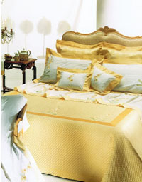 Красивое постельное белье в золотистых тонах
