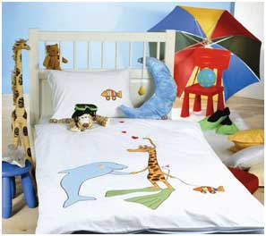 Детское постельное белье Дельфин с жирафом в ластах