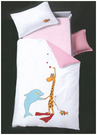 Дельфин с жирафом в ластах (розовый цвет - для девочек)