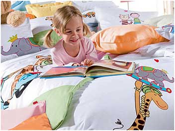 Комплект детского постельного белья Жираф играет со слоненком
