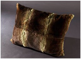 Декоративная подушка из меха орилаг