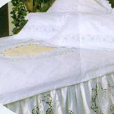 Батистовое постельное белье с вышивкой и кружевами
