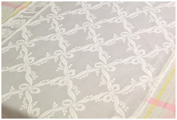 Жаккард  Бантики, образец ткани для скатерти, цвет белый